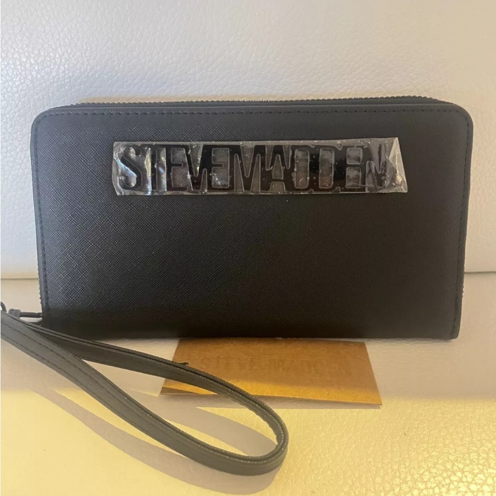Steve Madden Black wallet wristlet